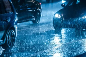 سياقة السيارة في المطر
